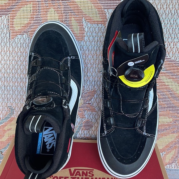 Vans WMNS Sk8-Hi Boa Mte
Black/White
VN0007NMBA2
Boots - Sneakers - Picture 13 of 16